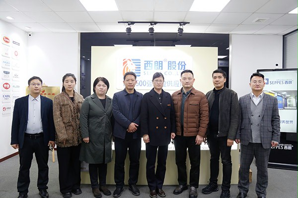 眾人在蘇州成人午夜免费APP門業合影留戀