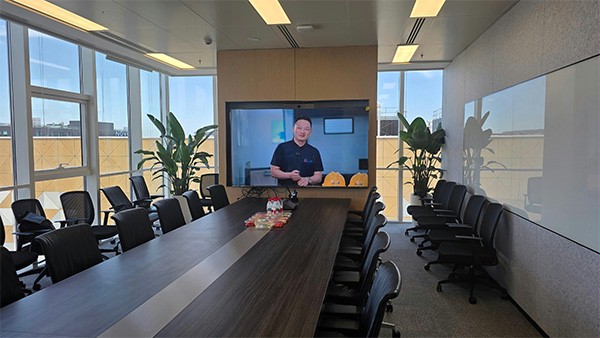 楊元嘉董事長接受采訪的視頻在阿裏巴巴國際站辦公區播放