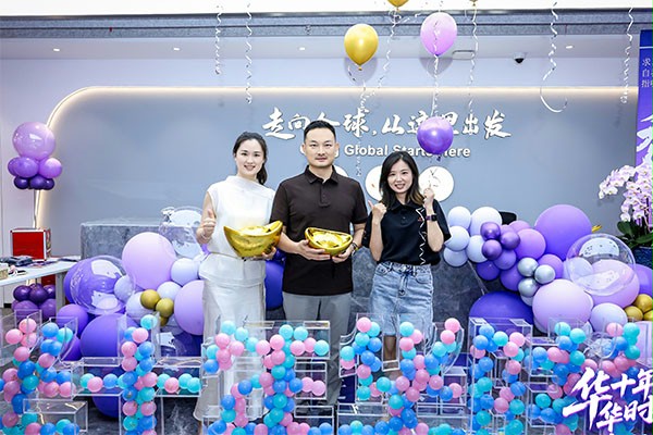 楊元嘉董事長與嘉賓以及阿裏負責人合影