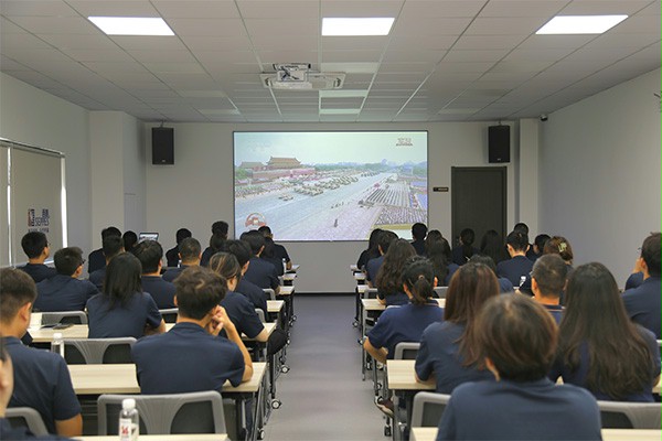 成人午夜免费APP門業全員觀看閱兵式