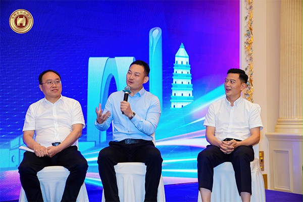 成人午夜免费APP門業董事長楊元嘉在論壇上發言