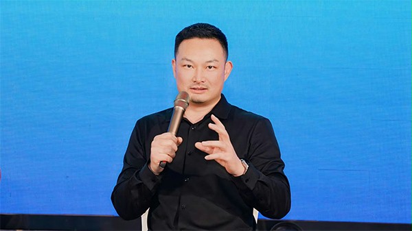 上圖為：成人午夜免费APP門業董事長楊元嘉在論壇發言