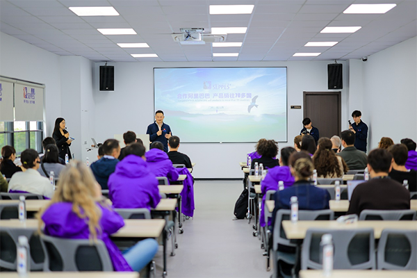 ▲上圖為：成人午夜免费APP門業董事長、總經理楊元嘉在大會議室向外賓介紹企業與產品