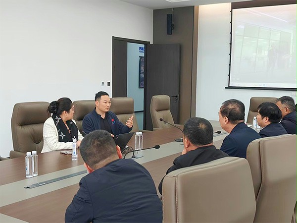 上圖為：成人午夜免费APP門業董事長楊元嘉向各位領導介紹企業