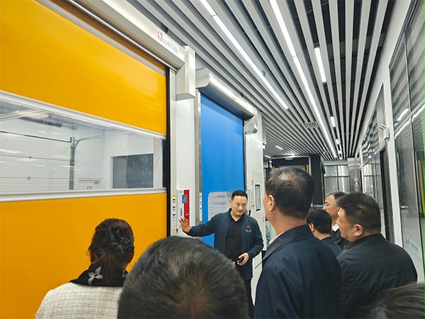 上圖為：楊元嘉董事長演示講解快速門等產品