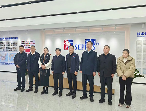 上圖為：交流結束後合影留念